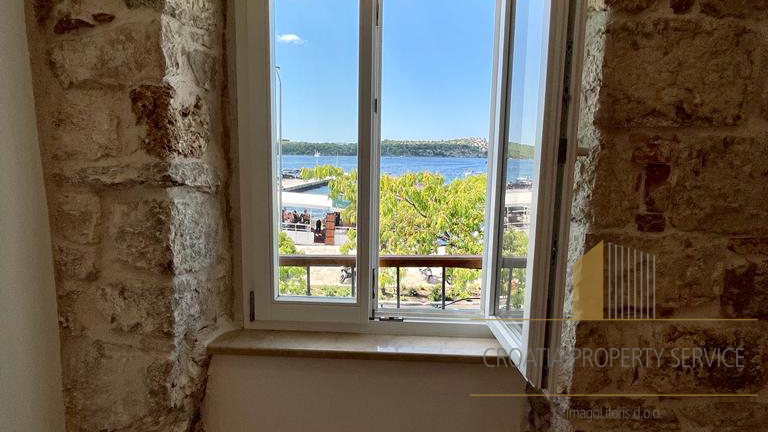 Bellissimo appartamento di lusso prima fila al mare vicino al centro di Sebenico!