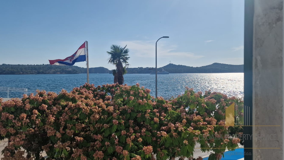 Bellissimo appartamento di lusso prima fila al mare vicino al centro di Sebenico!