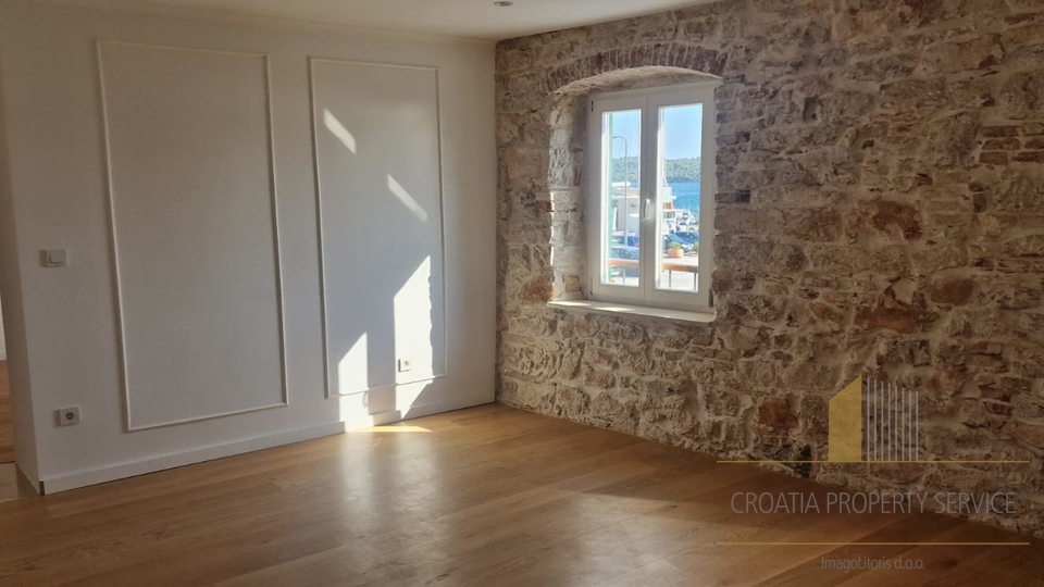 Bellissimo appartamento di lusso prima fila al mare vicino al centro di Sebenico!