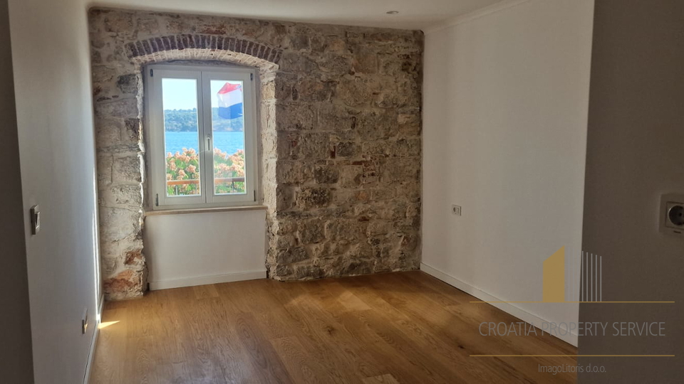 Bellissimo appartamento di lusso prima fila al mare vicino al centro di Sebenico!