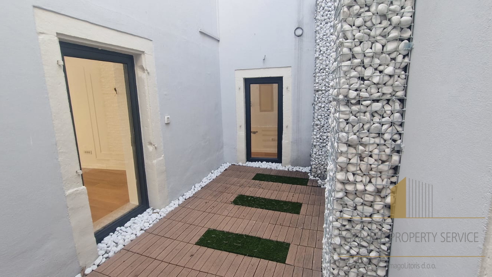Bellissimo appartamento di lusso prima fila al mare vicino al centro di Sebenico!