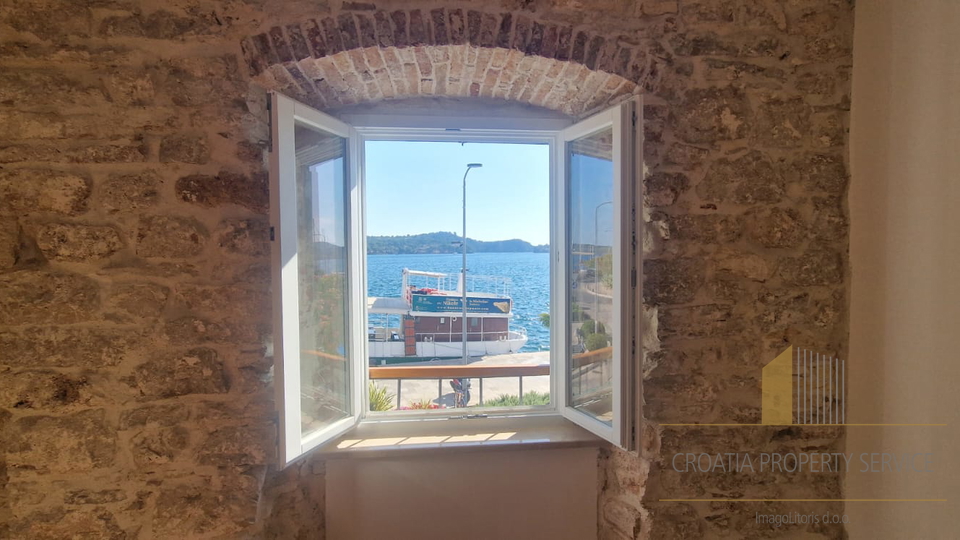 Bellissimo appartamento di lusso prima fila al mare vicino al centro di Sebenico!