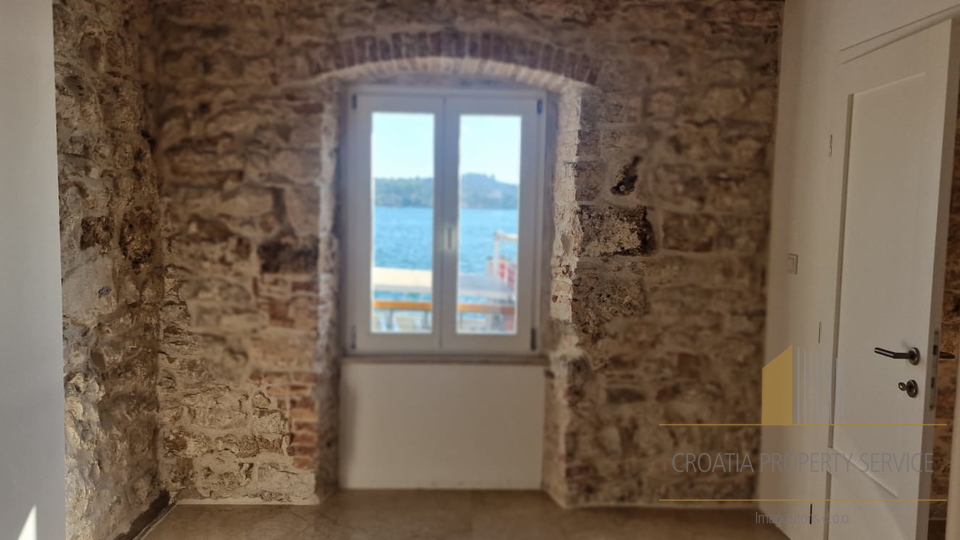 Bellissimo appartamento di lusso prima fila al mare vicino al centro di Sebenico!