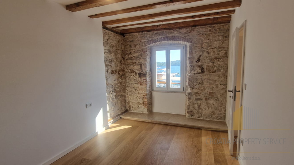 Bellissimo appartamento di lusso prima fila al mare vicino al centro di Sebenico!