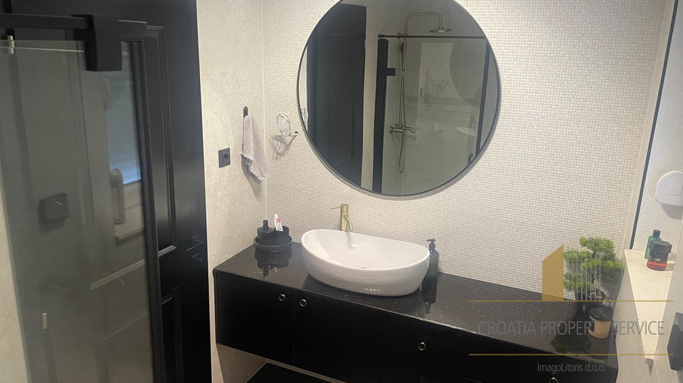 Luxuriöse moderne Villa in ruhiger Lage, nahe dem Meer und dem Flughafen – Kaštel Novi!