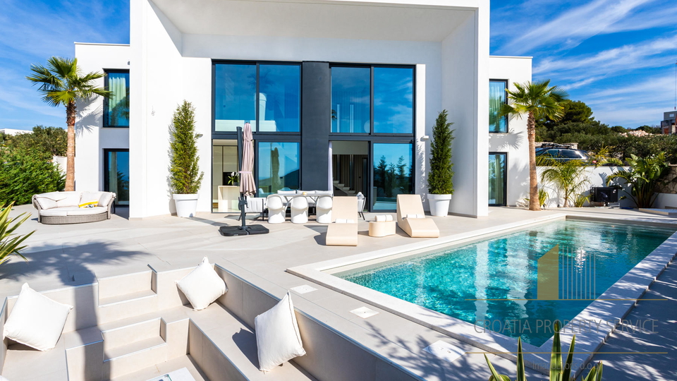 Spektakularna vila z odprtim pogledom na morje na ekskluzivni lokaciji v Primoštenu!