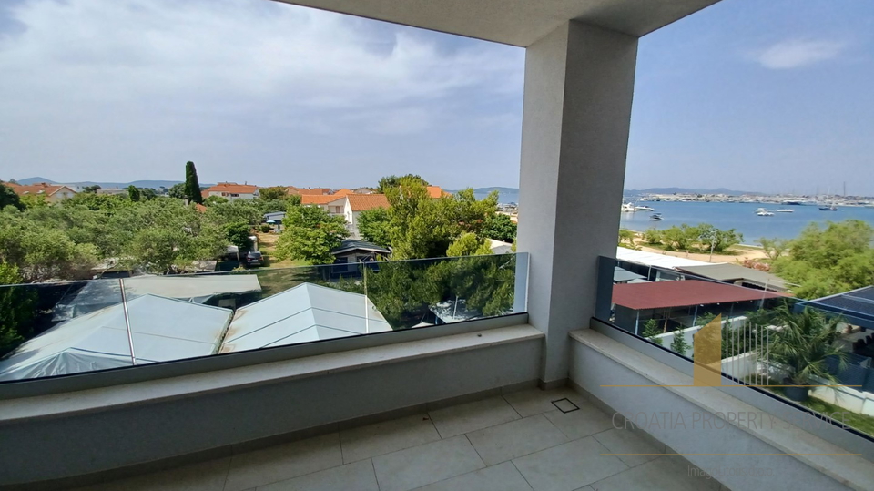 Lussuoso attico con terrazza sul tetto e piscina, primo piano sul mare nei dintorni di Zara!