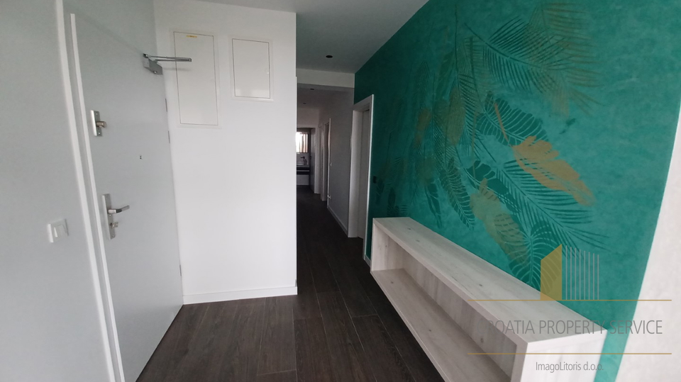 Lussuoso attico con terrazza sul tetto e piscina, primo piano sul mare nei dintorni di Zara!