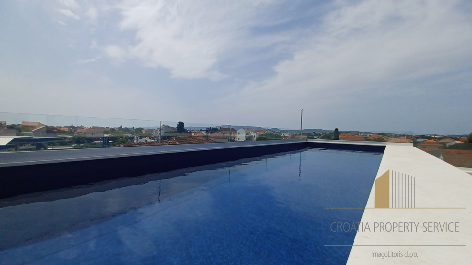 Lussuoso attico con terrazza sul tetto e piscina, primo piano sul mare nei dintorni di Zara!