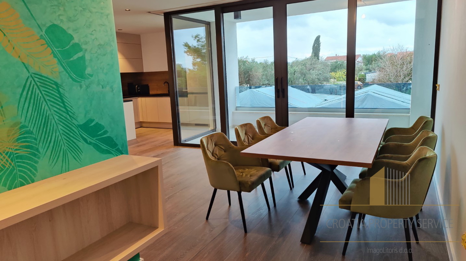 Lussuoso attico con terrazza sul tetto e piscina, primo piano sul mare nei dintorni di Zara!