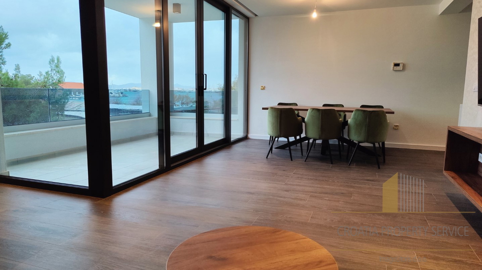 Lussuoso attico con terrazza sul tetto e piscina, primo piano sul mare nei dintorni di Zara!