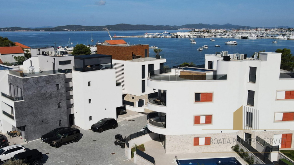 Lussuoso attico con terrazza sul tetto e piscina, primo piano sul mare nei dintorni di Zara!