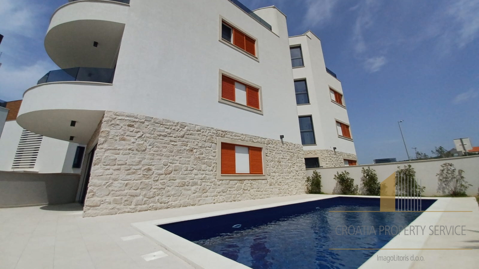 Lussuoso attico con terrazza sul tetto e piscina, primo piano sul mare nei dintorni di Zara!