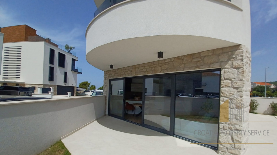 Lussuoso attico con terrazza sul tetto e piscina, primo piano sul mare nei dintorni di Zara!