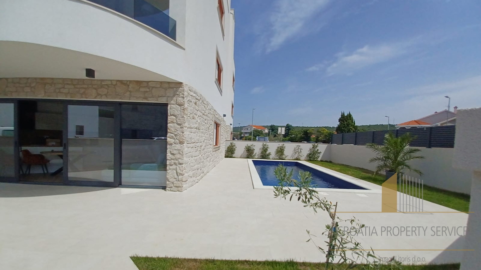 Lussuoso attico con terrazza sul tetto e piscina, primo piano sul mare nei dintorni di Zara!