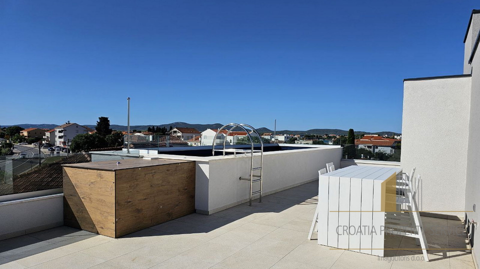 Lussuoso attico con terrazza sul tetto e piscina, primo piano sul mare nei dintorni di Zara!