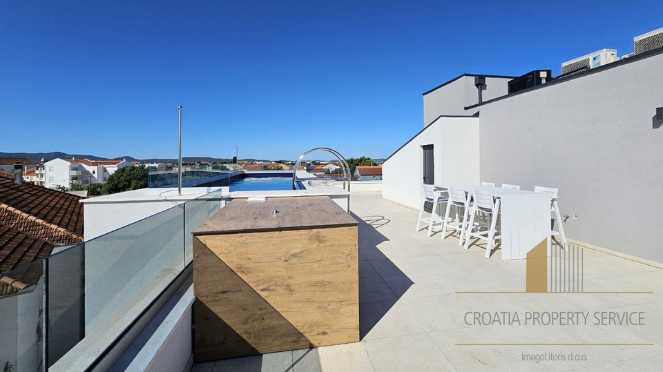 Lussuoso attico con terrazza sul tetto e piscina, primo piano sul mare nei dintorni di Zara!