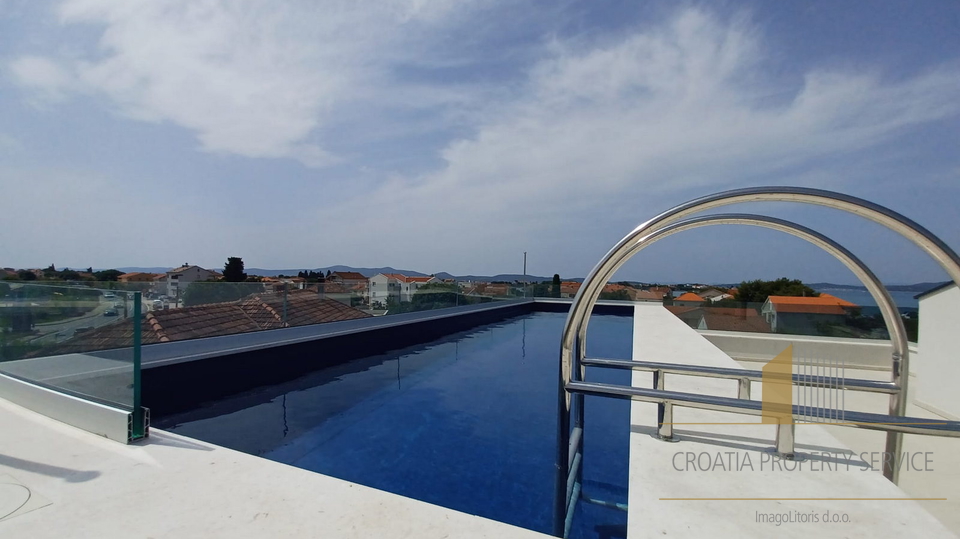 Lussuoso attico con terrazza sul tetto e piscina, primo piano sul mare nei dintorni di Zara!