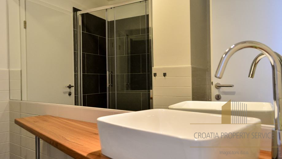 Čudovita hiša z uveljavljenim poslom oddajanja v središču Splita!