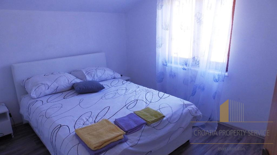 Apartmajska hiša s bazenom 650 m od morja – Zaton, Šibenik