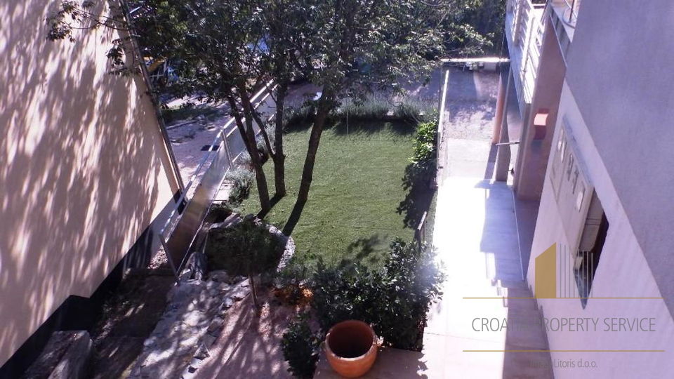 Apartmajska hiša s bazenom 650 m od morja – Zaton, Šibenik