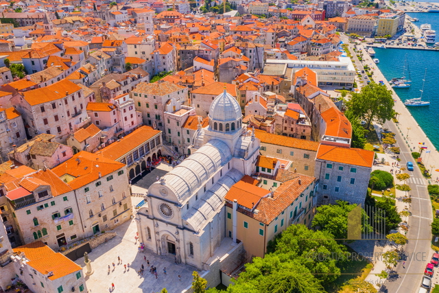 Renovierte Wohnung mit vier Touristeneinheiten im Zentrum von Šibenik!