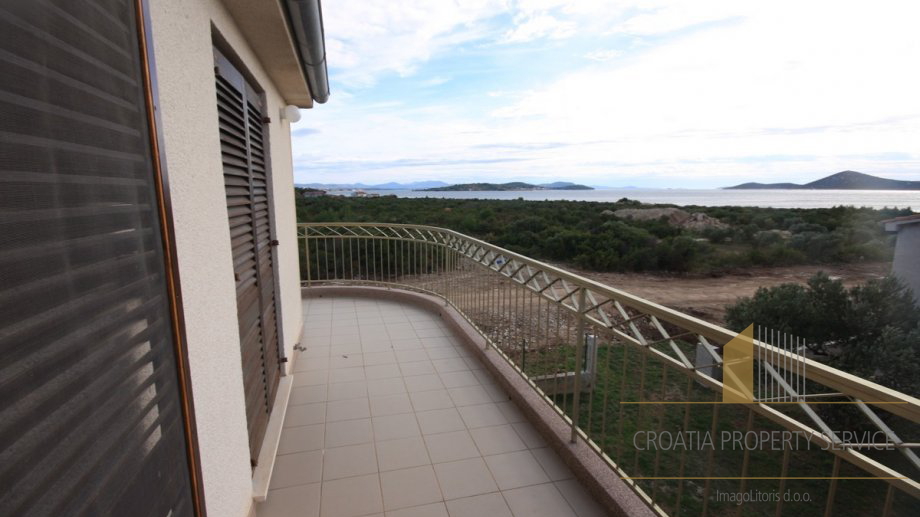 WOHNUNGSHAUS MIT GROSSER GARTEN UND PANORAMA-BLICK AUF DAS MEER, TRIBUNJ!