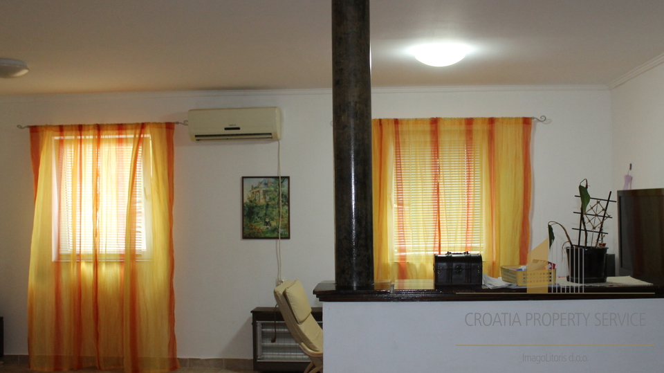 A unique apartment house with great potential near the sea in the vicinity of Zadar!