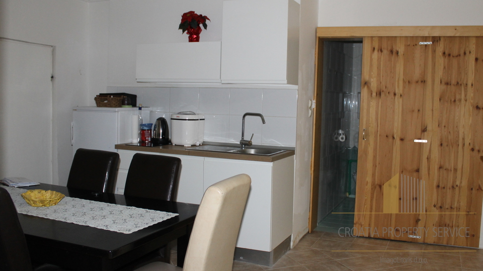 A unique apartment house with great potential near the sea in the vicinity of Zadar!