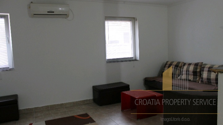 A unique apartment house with great potential near the sea in the vicinity of Zadar!