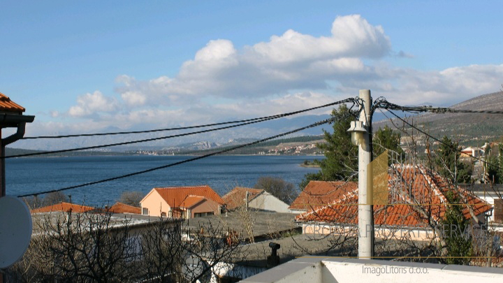 A unique apartment house with great potential near the sea in the vicinity of Zadar!