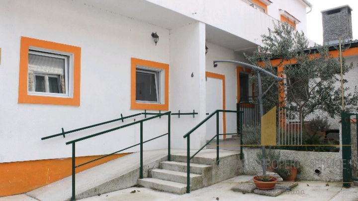 A unique apartment house with great potential near the sea in the vicinity of Zadar!