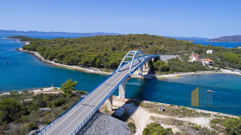 Terreno edificabile con progettazione concettuale a 100 dal mare sull'isola di Pašman!