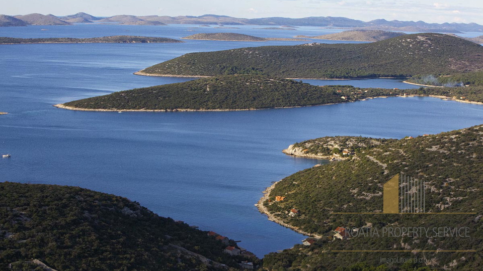 Terreno edificabile con progettazione concettuale a 100 dal mare sull'isola di Pašman!