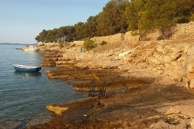 Milna, Brač – house 49.20 m² in the first row by the sea, plot 2,040 m²!