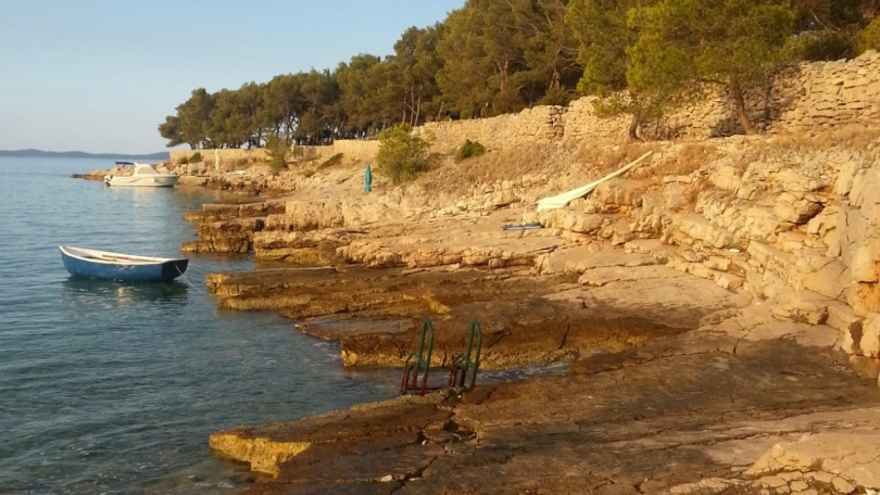 Milna&comma; Bra&ccaron; &ndash; house 49&period;20 m&sup2; in the first row by the sea&comma; plot 2&comma;040 m&sup2;&excl;