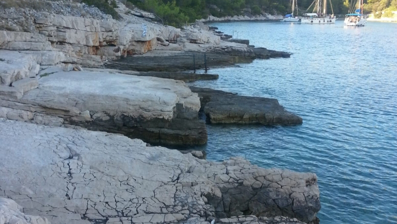 Milna&comma; Bra&ccaron; &ndash; house 49&period;20 m&sup2; in the first row by the sea&comma; plot 2&comma;040 m&sup2;&excl;