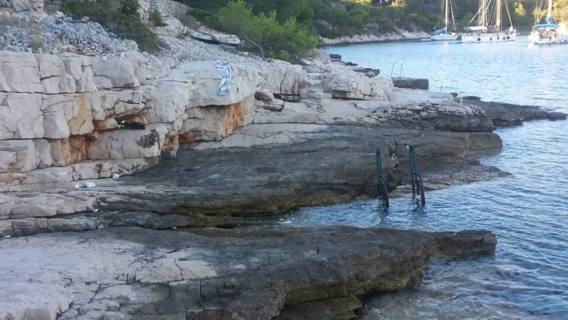 Milna&comma; Bra&ccaron; &ndash; house 49&period;20 m&sup2; in the first row by the sea&comma; plot 2&comma;040 m&sup2;&excl;