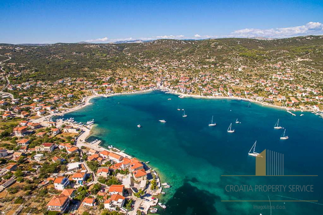 Baugrundstück 150 m vom Meer entfernt in Vinišće!