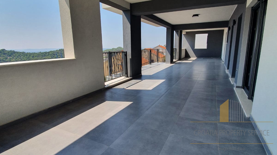 Geräumiges Luxusapartment mit Pool und Garten - Šibenik!