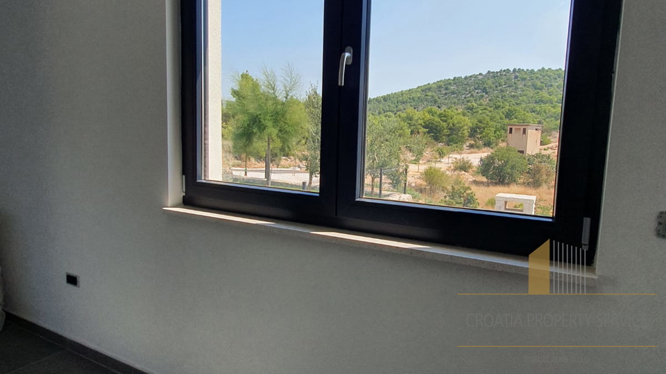 Geräumiges Luxusapartment mit Pool und Garten - Šibenik!