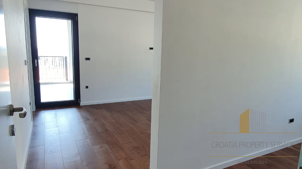 Geräumiges Luxusapartment mit Pool und Garten - Šibenik!