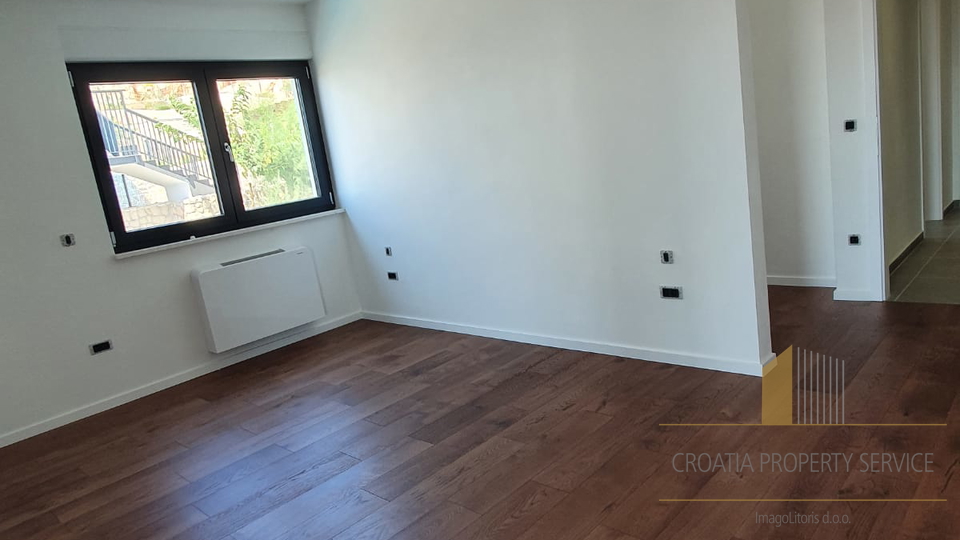 Geräumiges Luxusapartment mit Pool und Garten - Šibenik!
