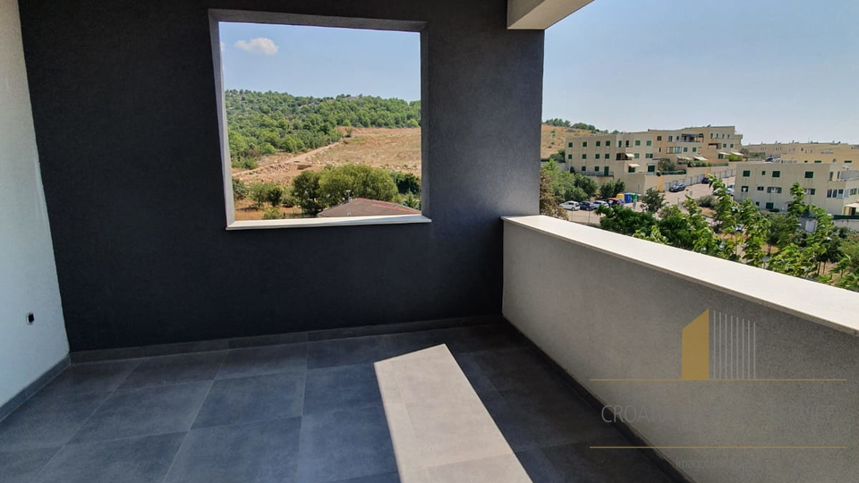 Geräumiges Luxusapartment mit Pool und Garten - Šibenik!