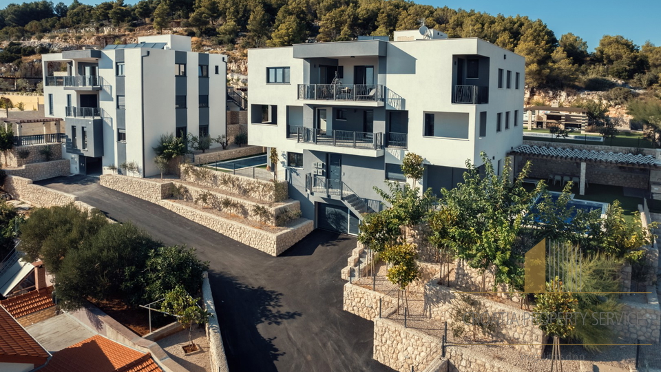 Geräumiges Luxusapartment mit Pool und Garten - Šibenik!