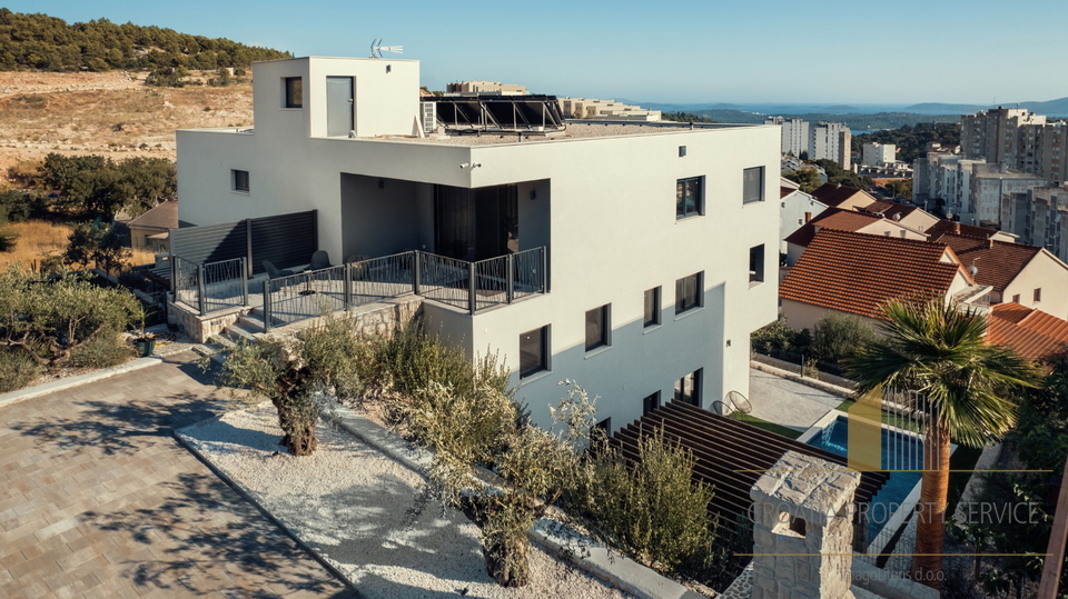 Geräumiges Luxusapartment mit Pool und Garten - Šibenik!