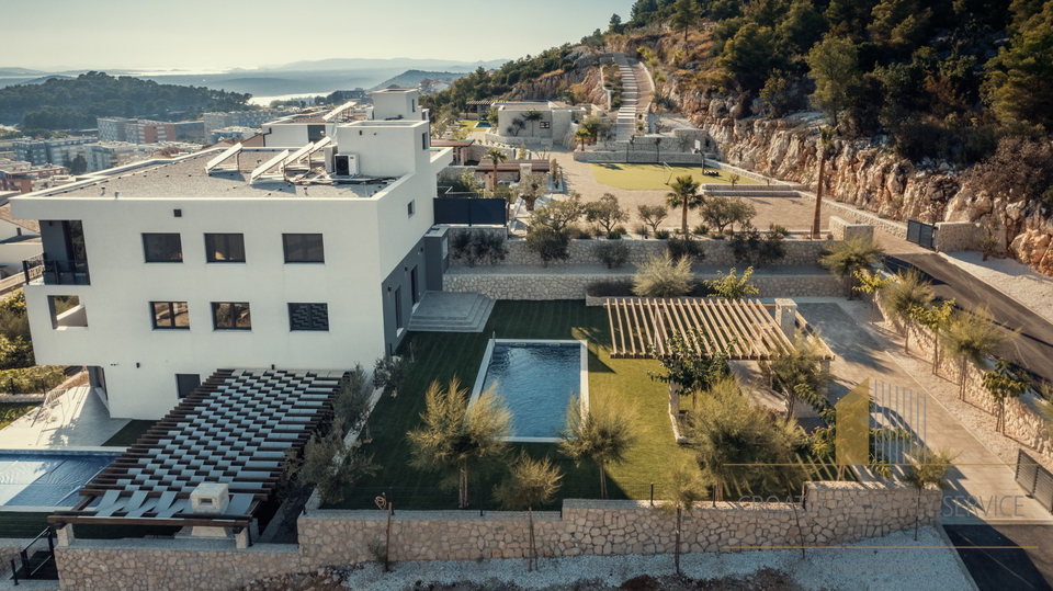Geräumiges Luxusapartment mit Pool und Garten - Šibenik!