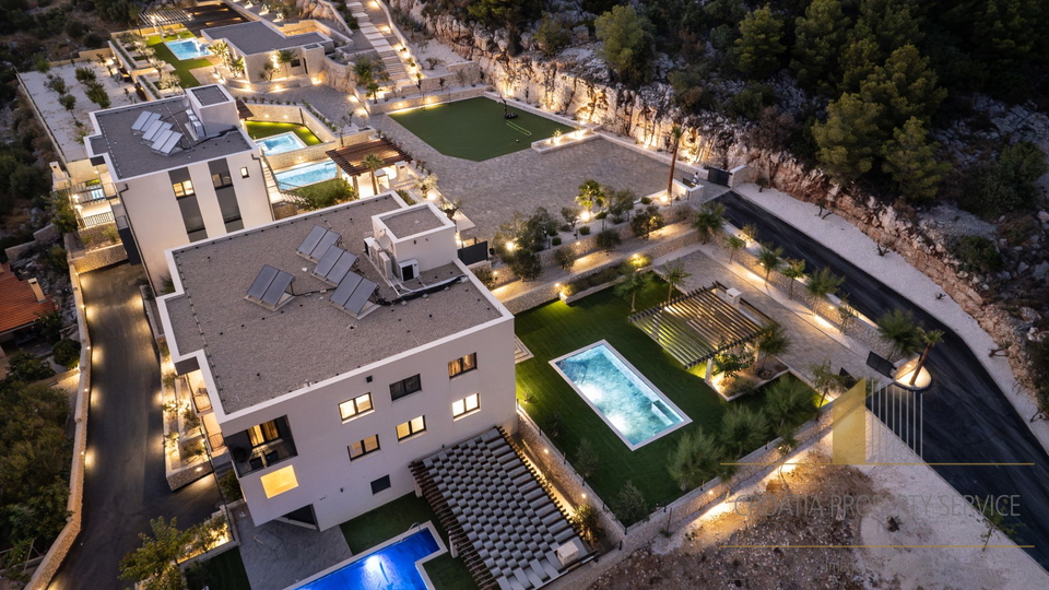 Geräumiges Luxusapartment mit Pool und Garten - Šibenik!