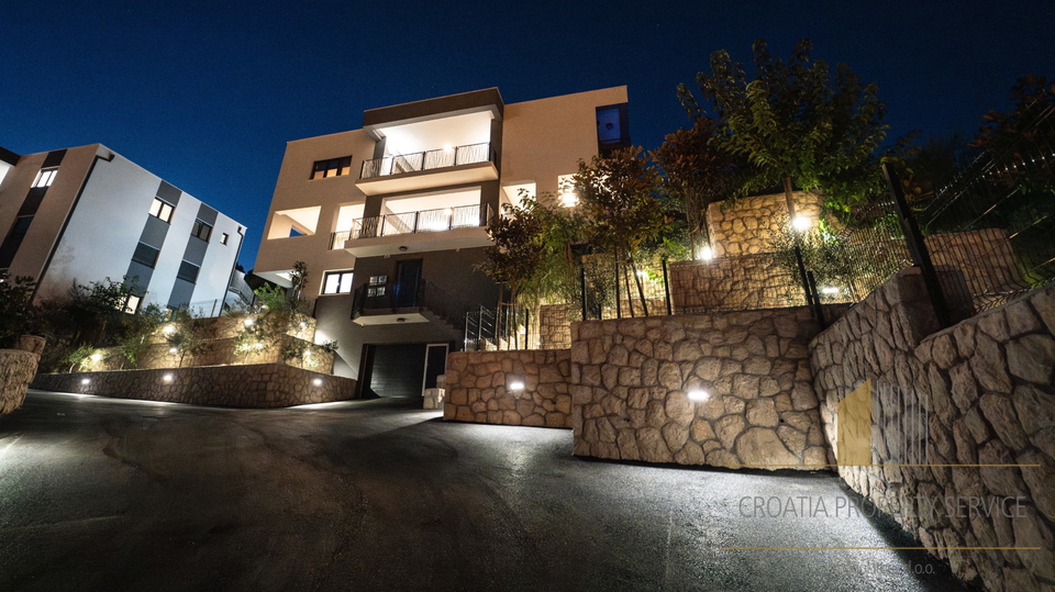 Geräumiges Luxusapartment mit Pool und Garten - Šibenik!
