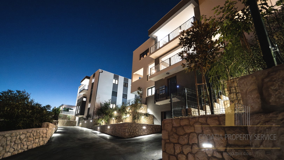 Geräumiges Luxusapartment mit Pool und Garten - Šibenik!